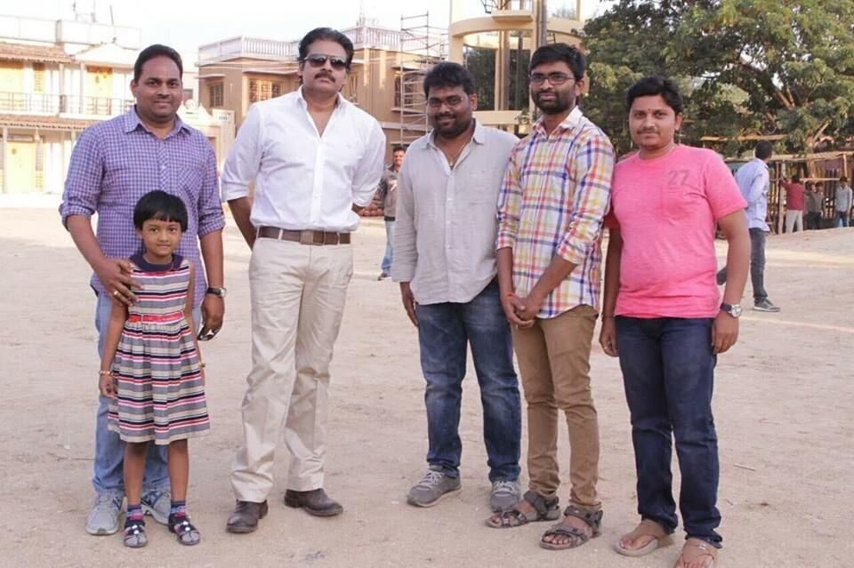 Pawan Kalyan Latest Pics with fans During Sardaar Gabbar Singh Shoot