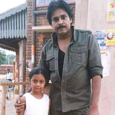 Pawan Kalyan Latest Pics with fans During Sardaar Gabbar Singh Shoot