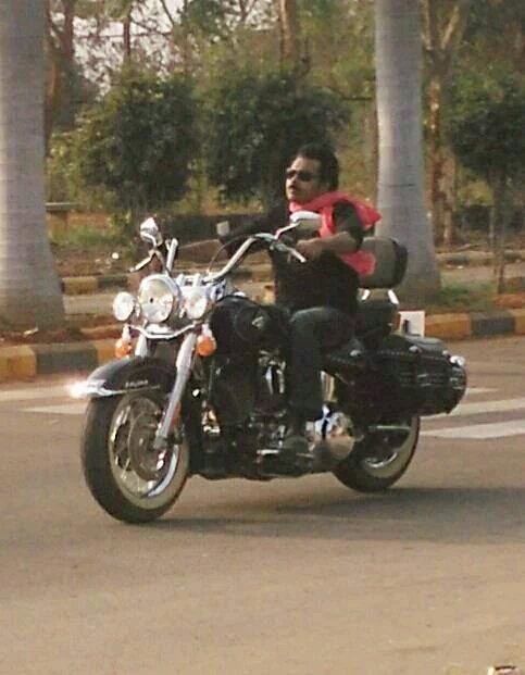 Pawan Kalyan Unseen Leaked Photos from the sets of Sardaar Gabbar Singh