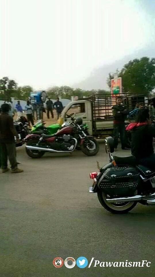 Pawan Kalyan Unseen Leaked Photos from the sets of Sardaar Gabbar Singh