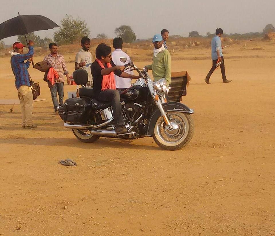 Pawan Kalyan Unseen Leaked Photos from the sets of Sardaar Gabbar Singh