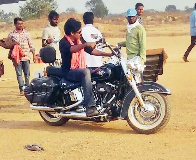 Pawan Kalyan Unseen Leaked Photos from the sets of Sardaar Gabbar Singh