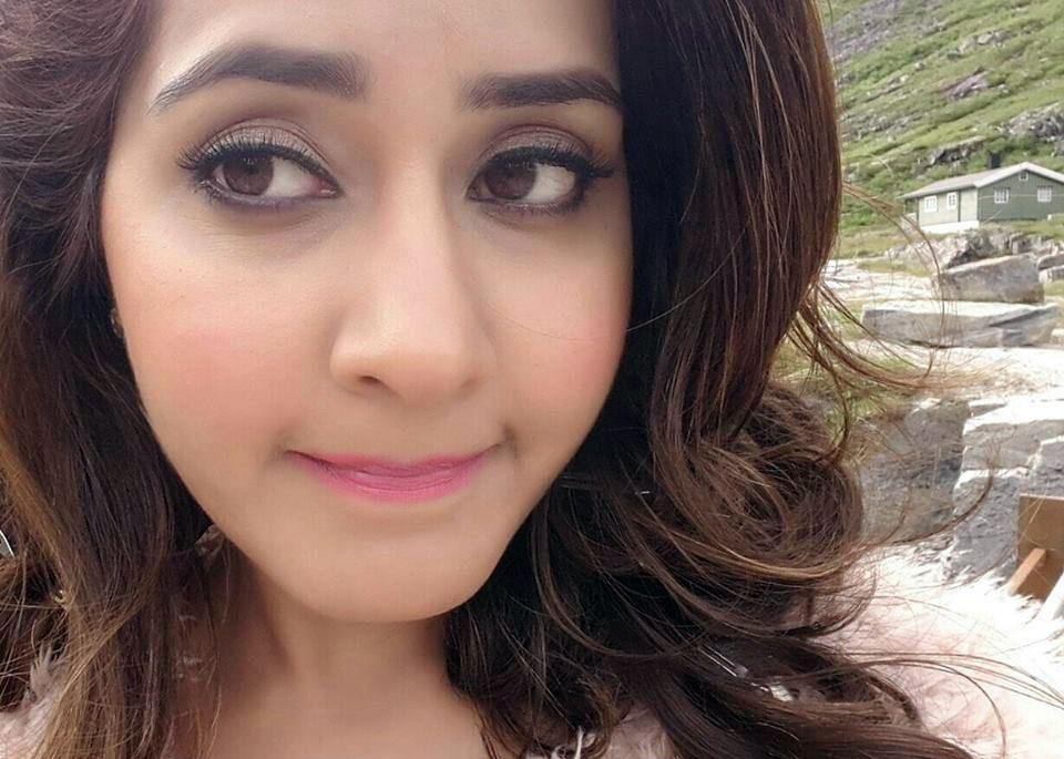 Raashi Khanna Unseen Pictures