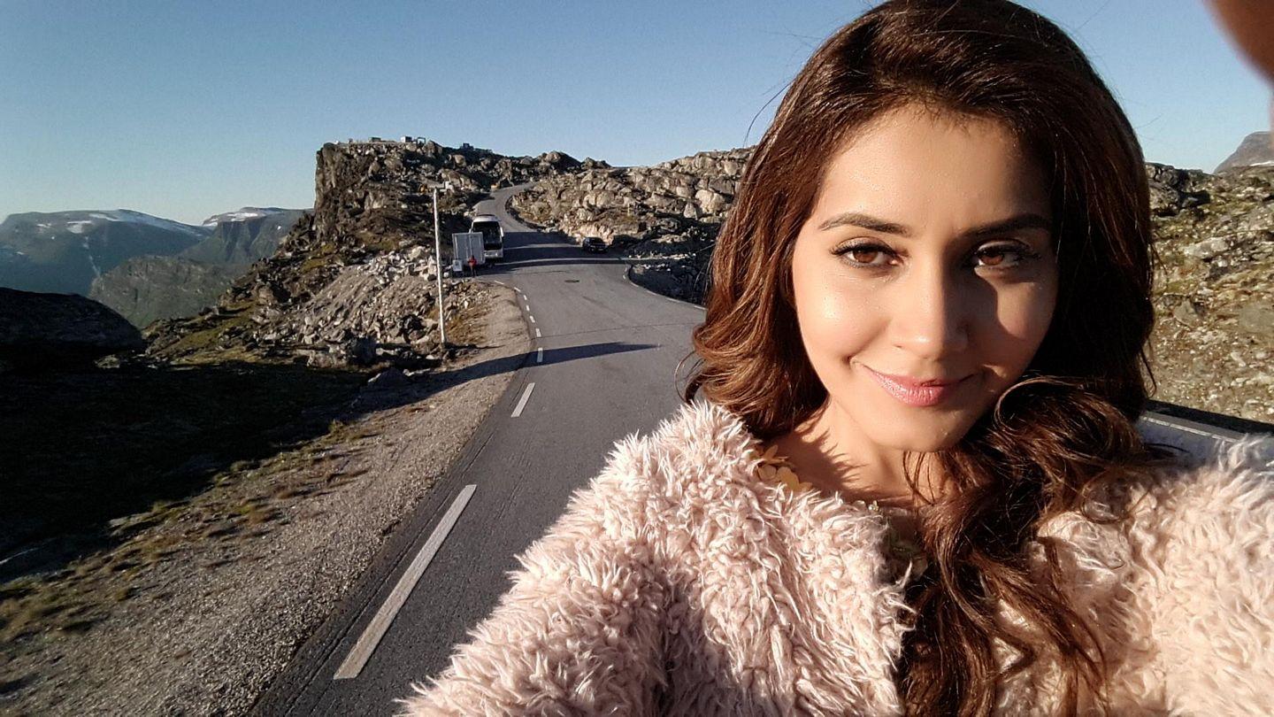 Raashi Khanna Unseen Pictures