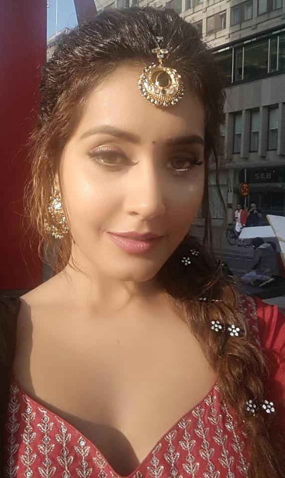 Raashi Khanna Unseen Pictures