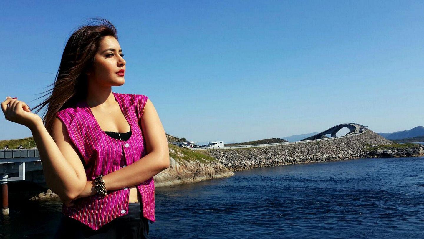 Raashi Khanna Unseen Pictures