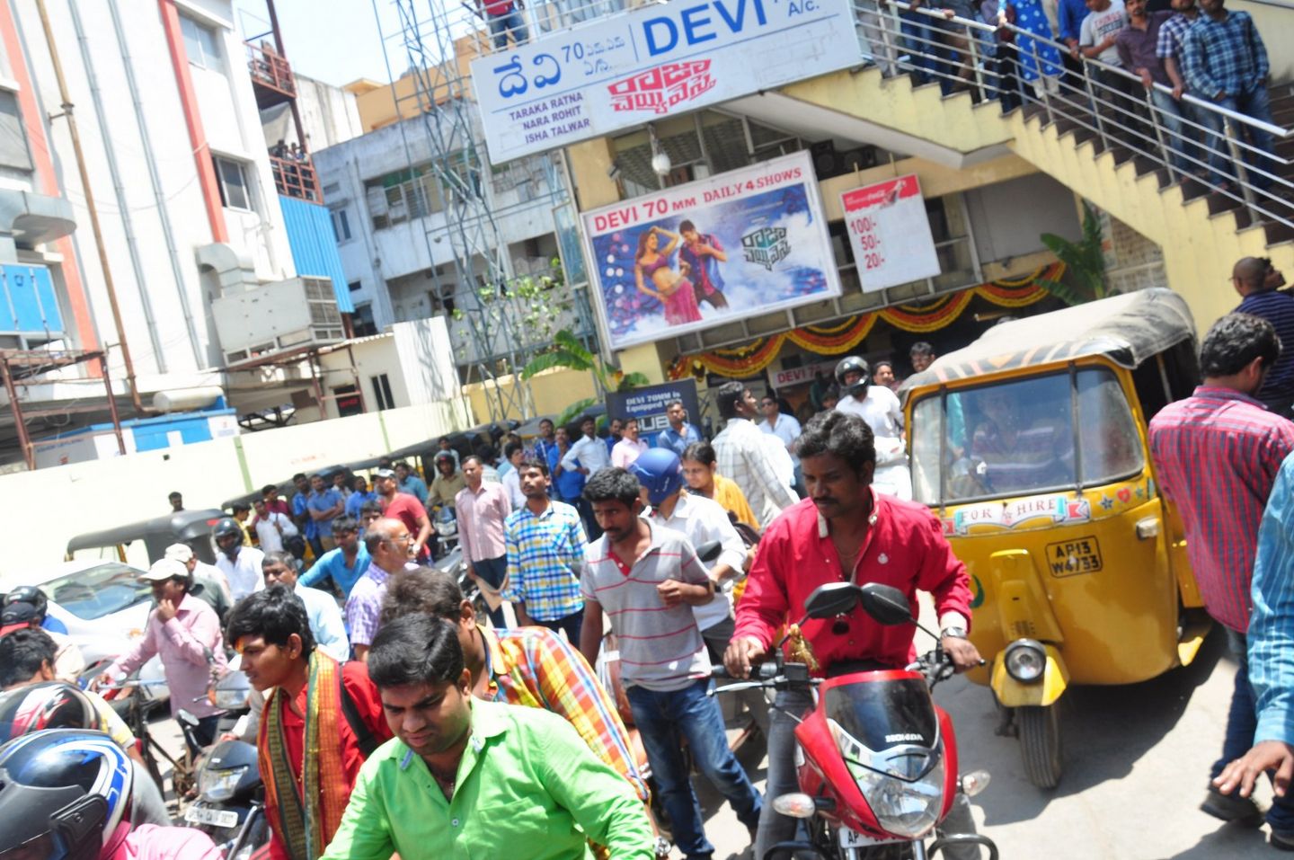 Raja Cheyi Vesthe Theater Coverage photos