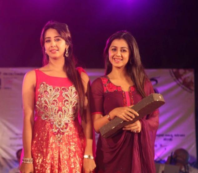 Sanjjanaa With Sister Rare Photos