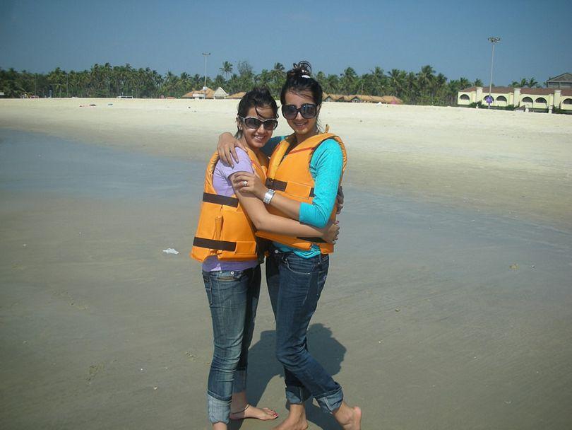 Sanjjanaa With Sister Rare Photos