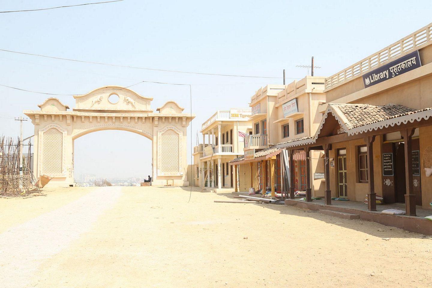 Sardar Gabbar Singh Set Photos