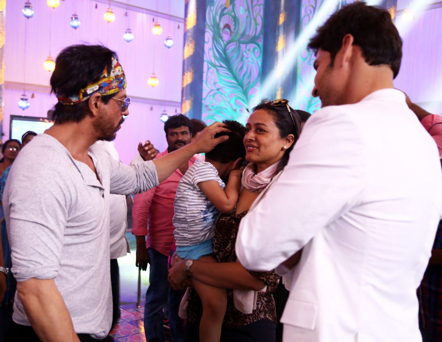 Shahrukh Khan & Mahesh Babu at Brahmotsavam Set Photos