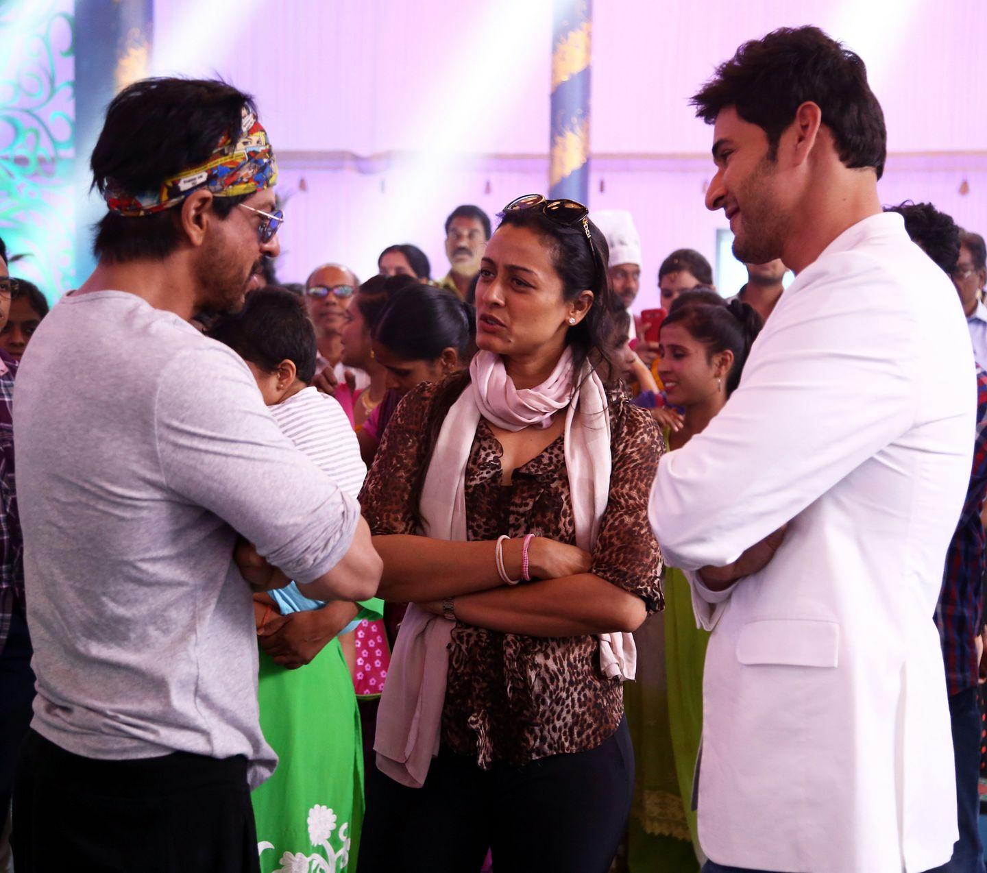 Shahrukh Khan & Mahesh Babu at Brahmotsavam Set Photos