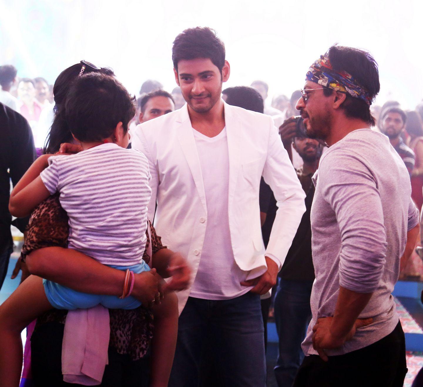 Shahrukh Khan & Mahesh Babu at Brahmotsavam Set Photos