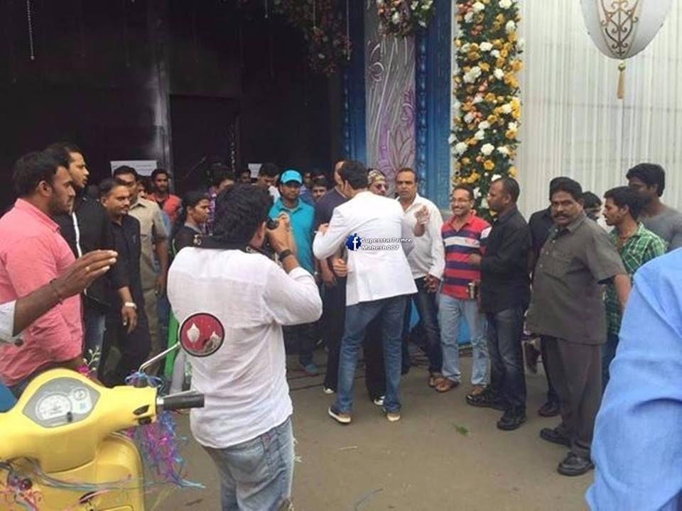 Shahrukh Khan with Mahesh Babu on sets Brahmotsavam Photos
