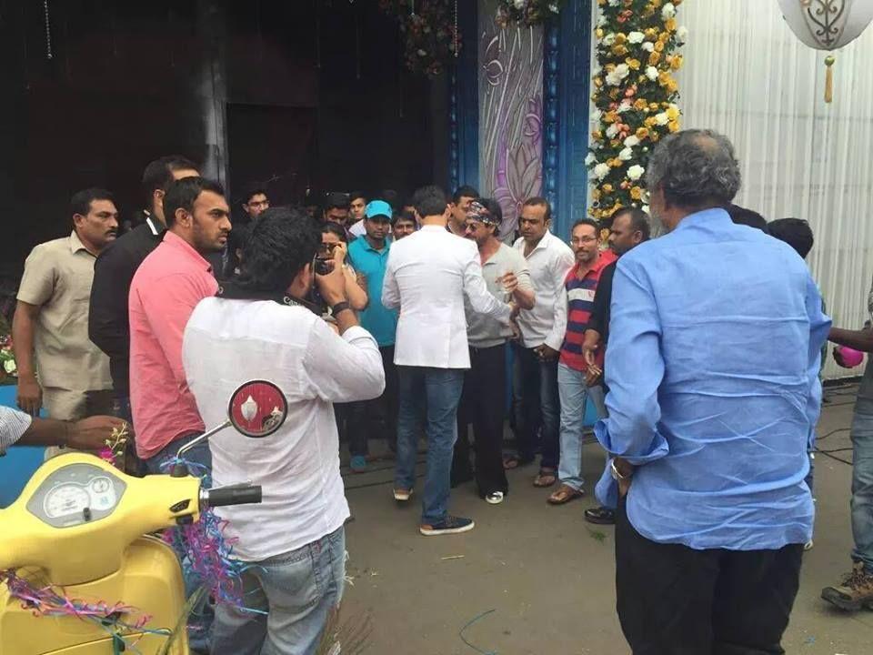 Shahrukh Khan with Mahesh Babu on sets Brahmotsavam Photos