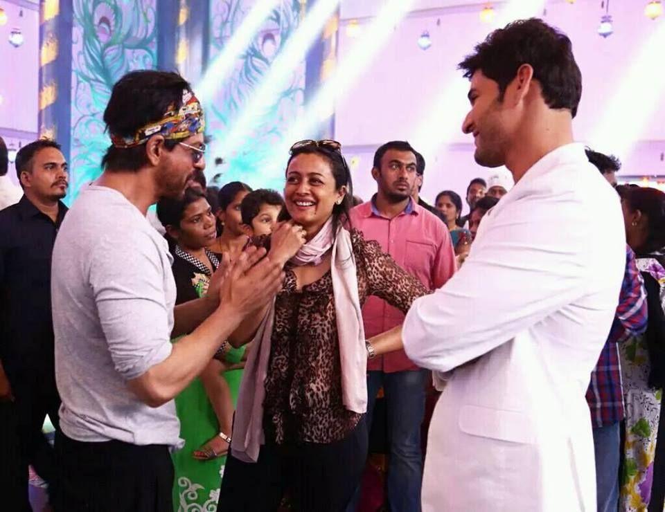 Shahrukh Khan with Mahesh Babu on sets Brahmotsavam Photos