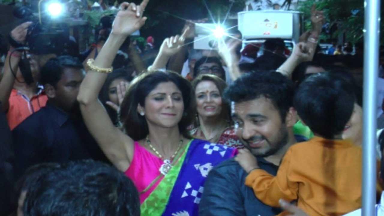Shilpa Shetty Dancing Crazily At Ganpati Visarjan 2015 Photos