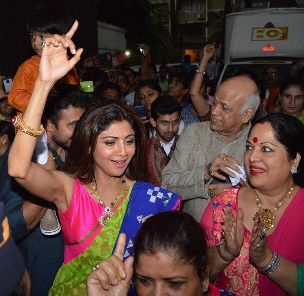 Shilpa Shetty Dancing Crazily At Ganpati Visarjan 2015 Photos
