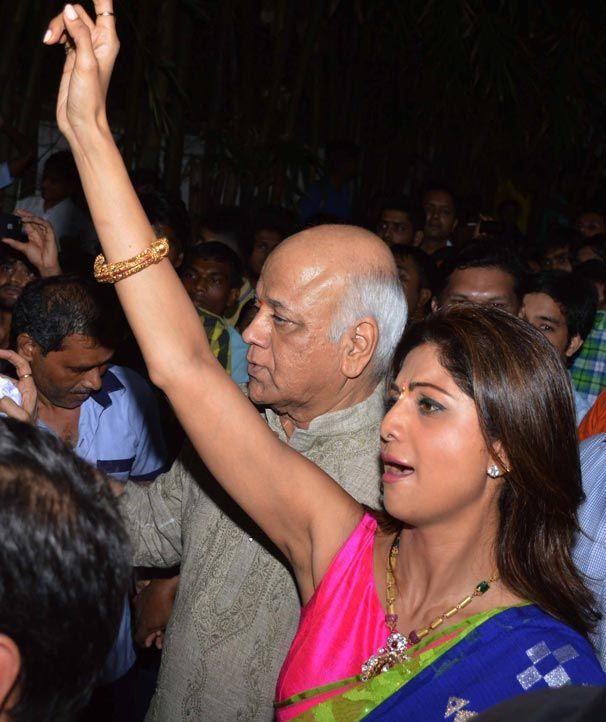 Shilpa Shetty Dancing Crazily At Ganpati Visarjan 2015 Photos