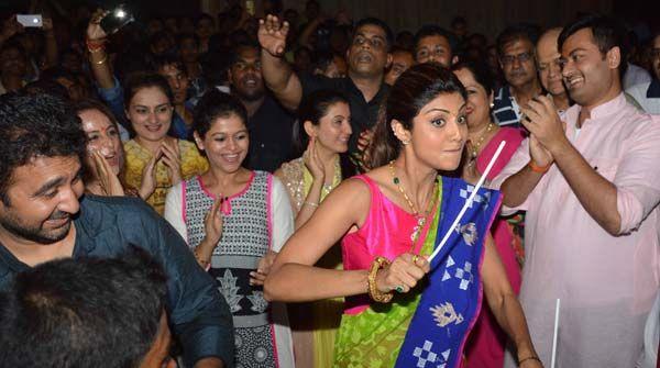 Shilpa Shetty Dancing Crazily At Ganpati Visarjan 2015 Photos