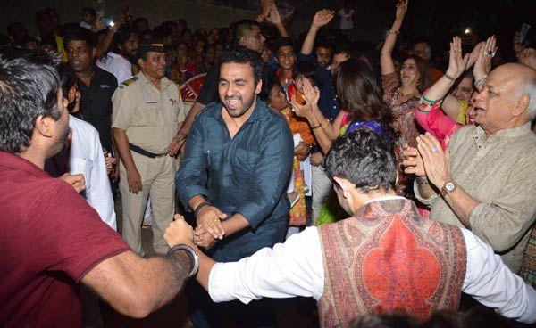 Shilpa Shetty Dancing Crazily At Ganpati Visarjan 2015 Photos