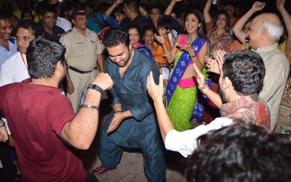 Shilpa Shetty Dancing Crazily At Ganpati Visarjan 2015 Photos