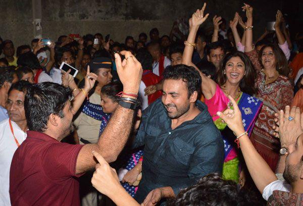 Shilpa Shetty Dancing Crazily At Ganpati Visarjan 2015 Photos