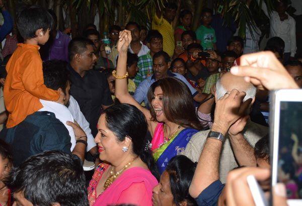 Shilpa Shetty Dancing Crazily At Ganpati Visarjan 2015 Photos