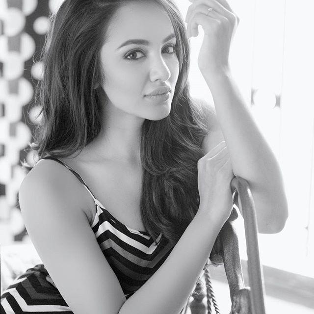 SIDE ACTRESS: Tejaswi Madivada Rare & Unseen Photos