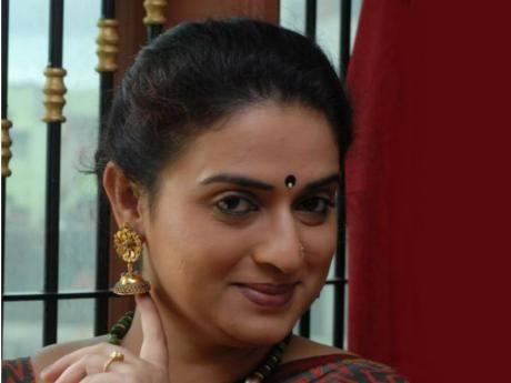 Side Actress Pavithra Lokesh Aunty Photos