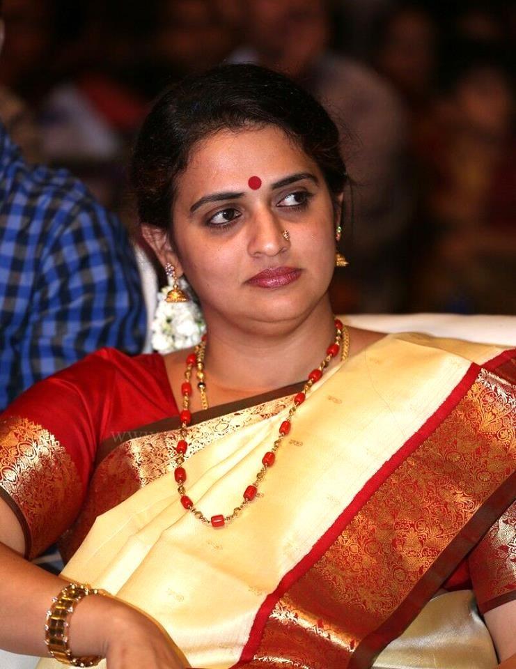 Side Actress Pavithra Lokesh Aunty Photos