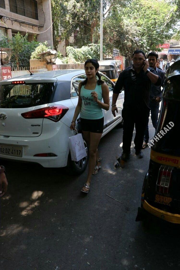 Sridevi's daughters Jhanvi Kapoor HD Pics