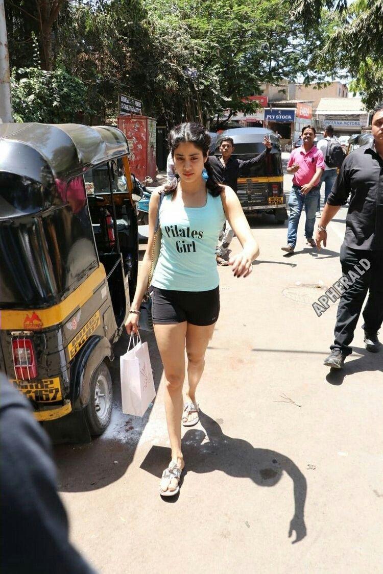 Sridevi's daughters Jhanvi Kapoor HD Pics