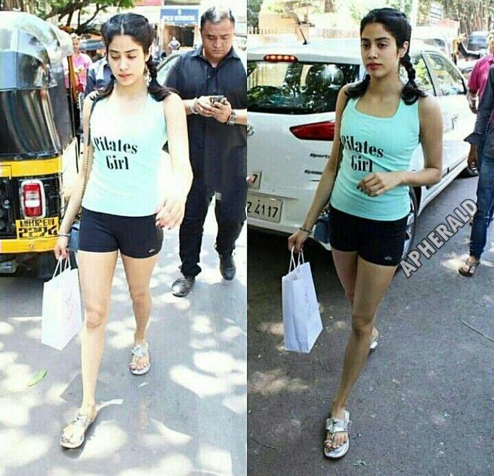 Sridevi's daughters Jhanvi Kapoor HD Pics