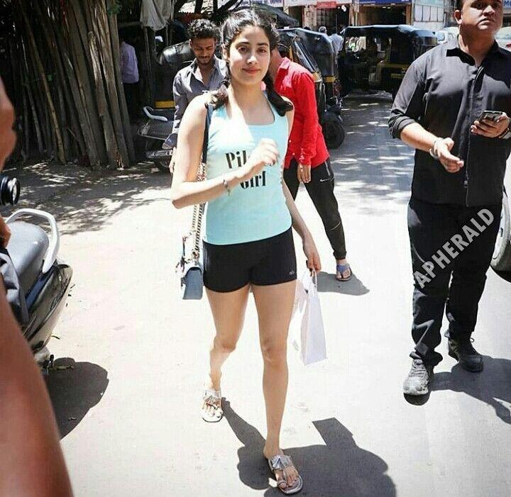 Sridevi's daughters Jhanvi Kapoor HD Pics
