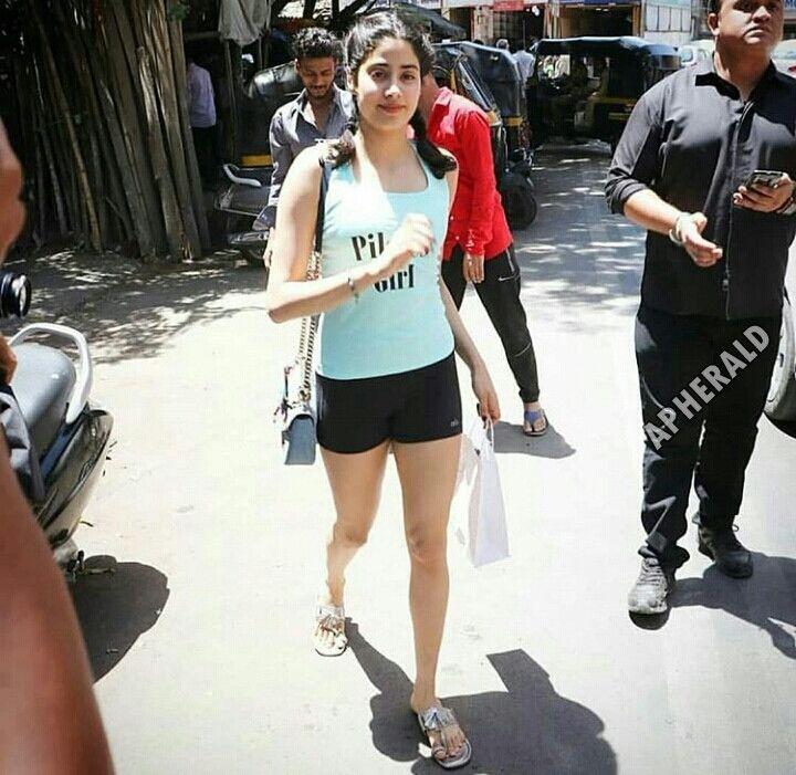 Sridevi's daughters Jhanvi Kapoor HD Pics