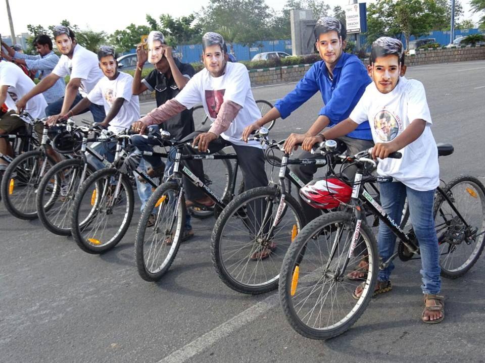 Srimanthudu Fans Hungama Photos