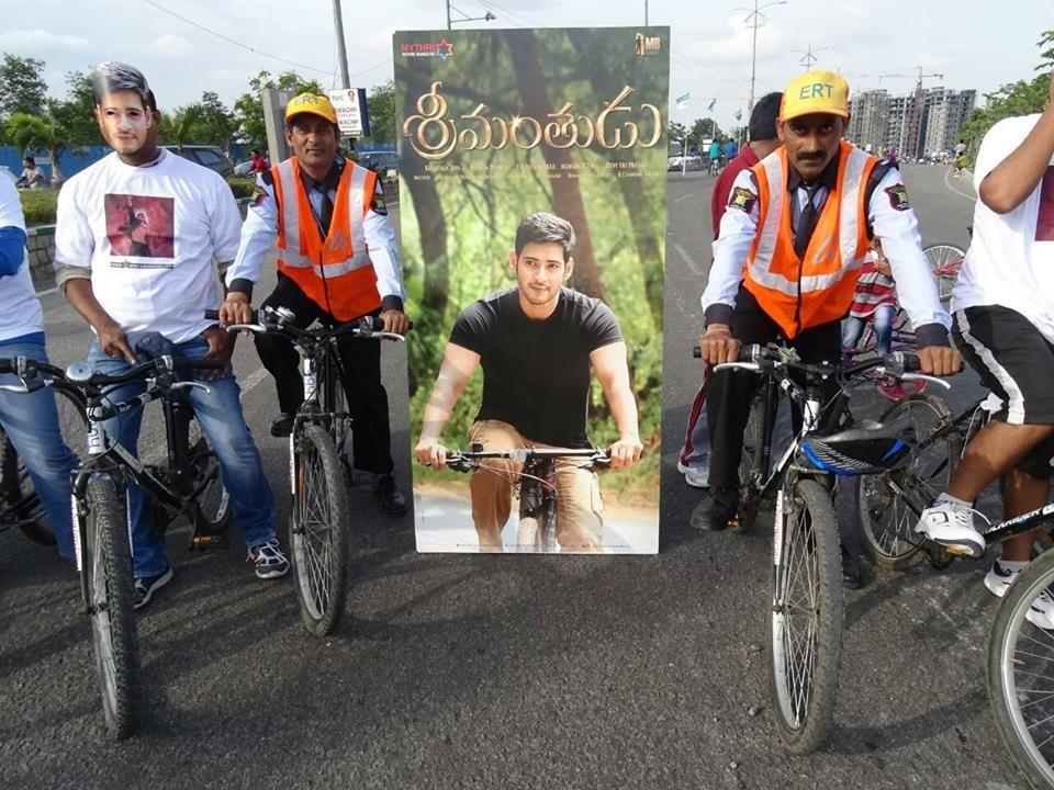 Srimanthudu Fans Hungama Photos