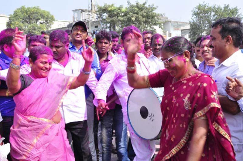 TRS Leaders Celebrates Warangal By Poll Victory Photos