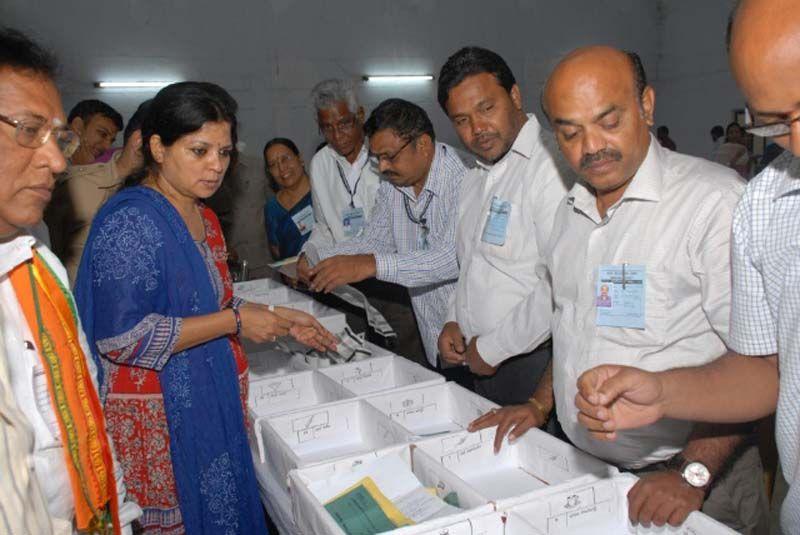 TRS Leaders Celebrates Warangal By Poll Victory Photos