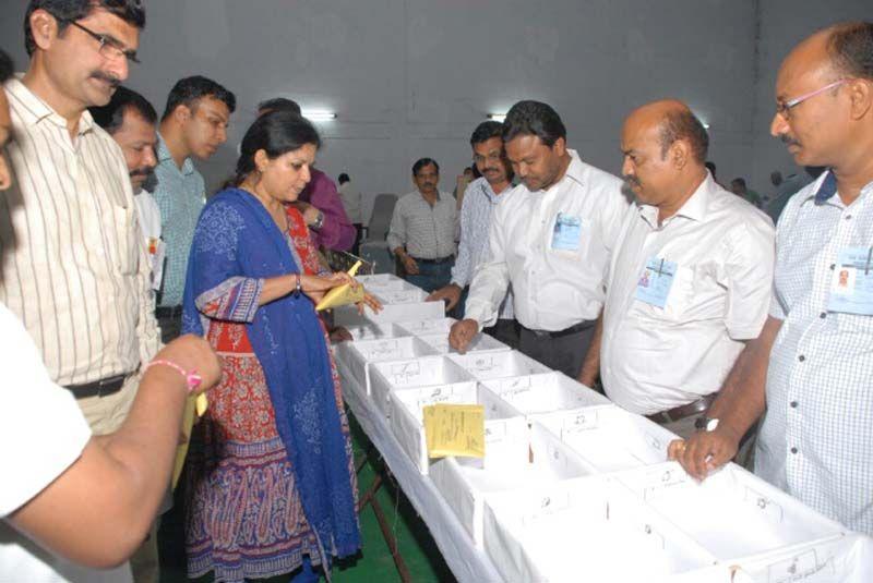 TRS Leaders Celebrates Warangal By Poll Victory Photos