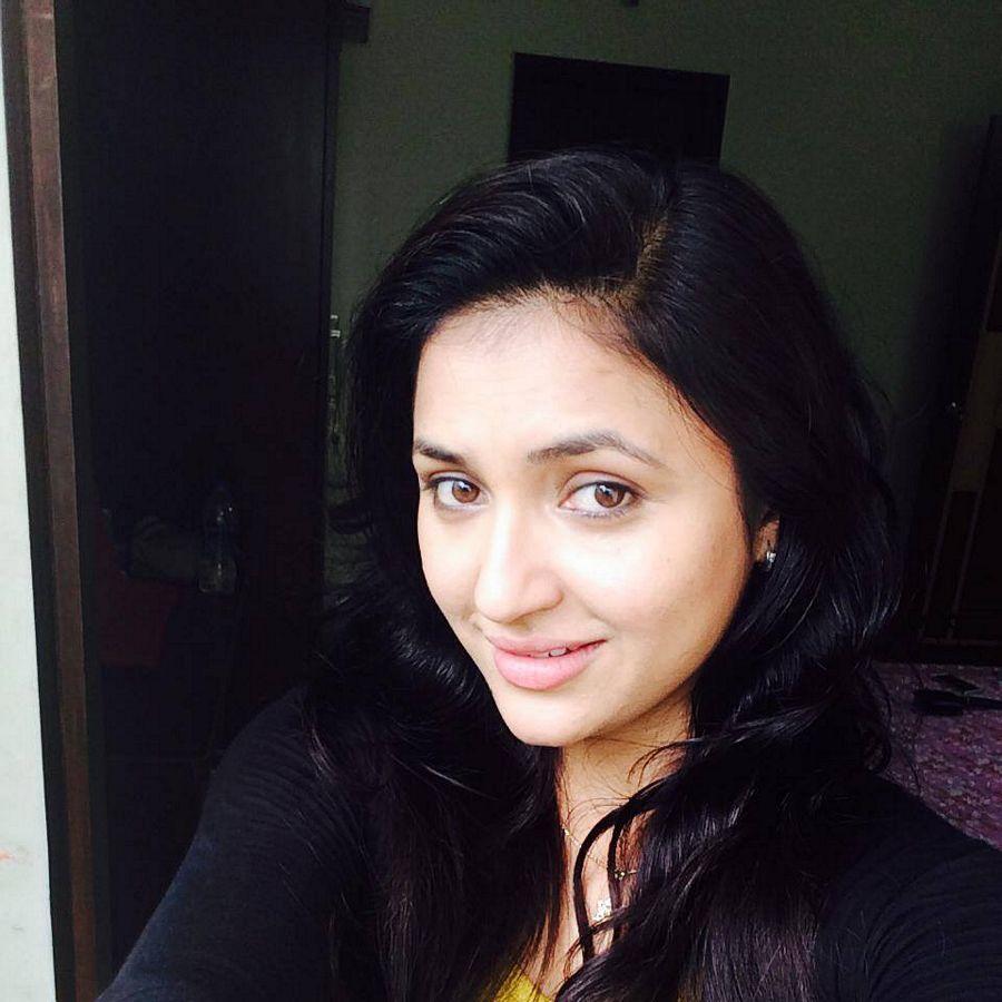 Tv Anchor Sarayu Rare & UNseen Photos