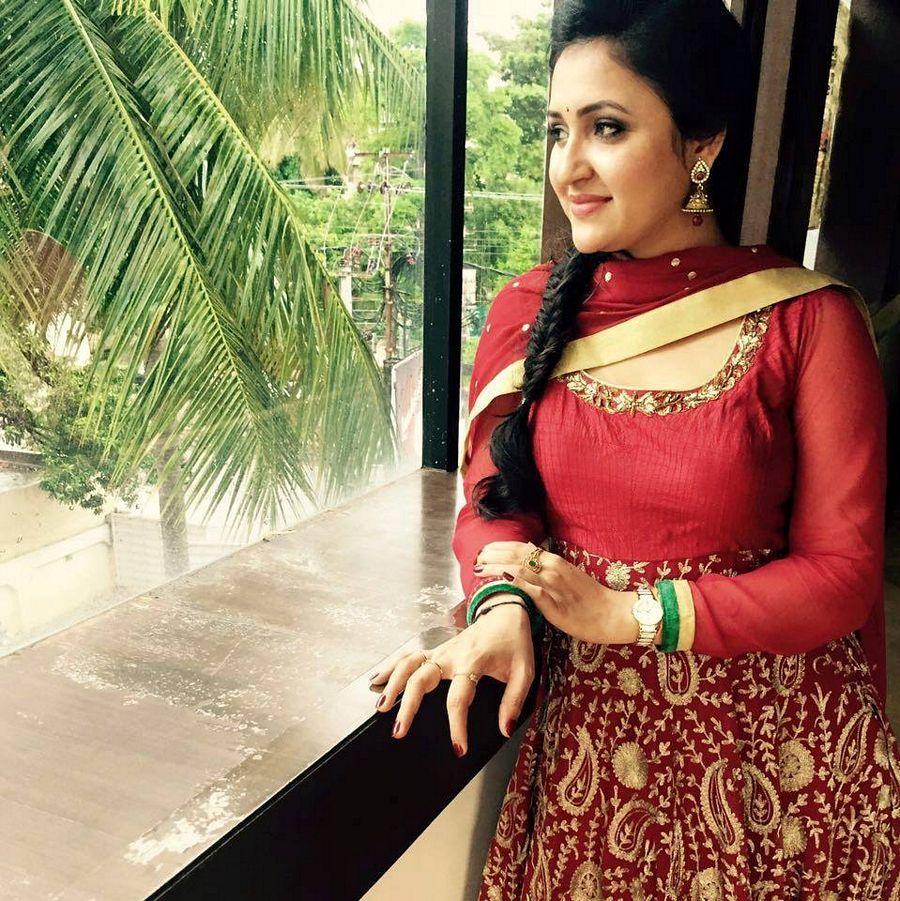 Tv Anchor Sarayu Rare & UNseen Photos