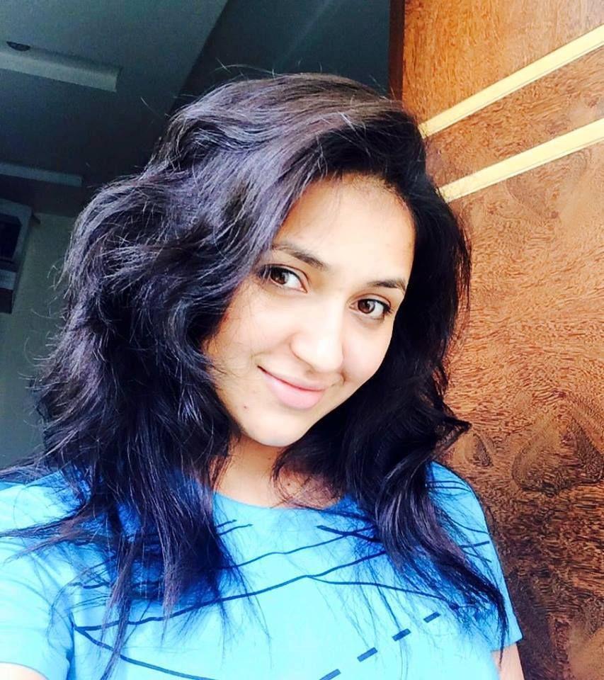 Tv Anchor Sarayu Rare & UNseen Photos