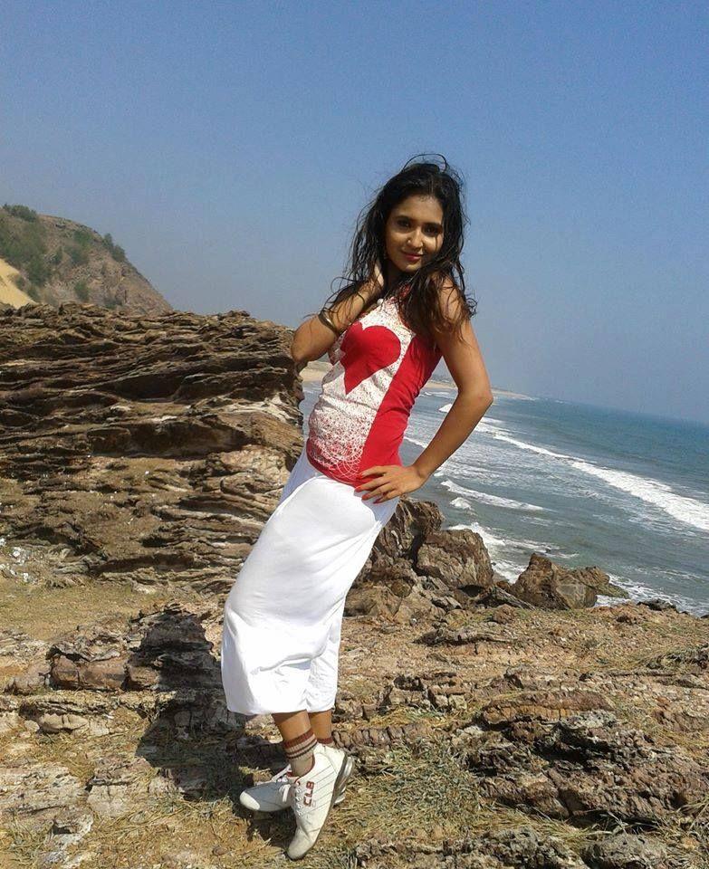 Tv Anchor Sarayu Rare & UNseen Photos