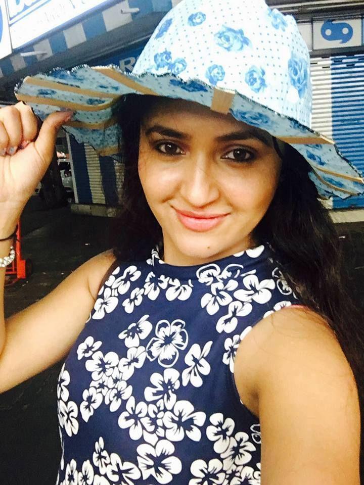 Tv Anchor Sarayu Rare & UNseen Photos