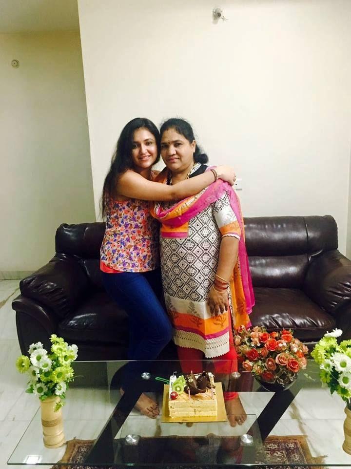 Tv Anchor Sarayu Rare & UNseen Photos