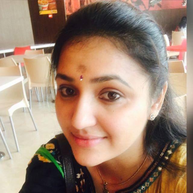 Tv Anchor Sarayu Rare & UNseen Photos