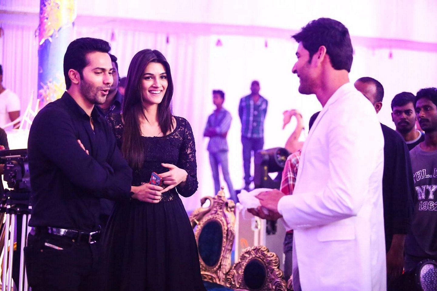 [Image: varun-dhawan-and-kriti-sanon-meets-mahesh-babu2.jpg]