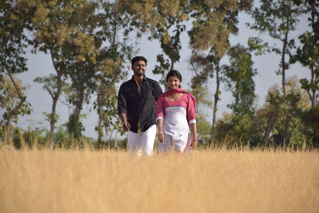 Yookkiyan Varan Sombai Thooki Ulla Vai Movie Stills